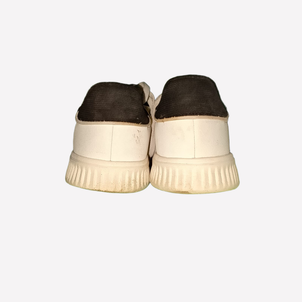 ANTA Vintage-style classic casual leather sneaker.